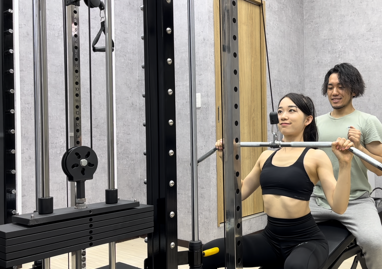 ARISANFITでのパーソナルトレーニング風景（ラットプルダウン）